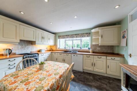 6 Warren Close-001.jpg