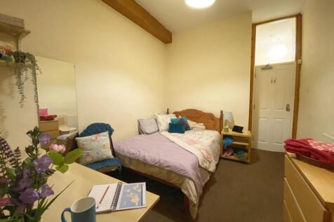 Cosy bedroom with a double bed, soft bedding an...