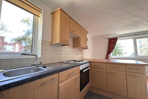 West court, Southampton, Hampshire, SO19 photo 3