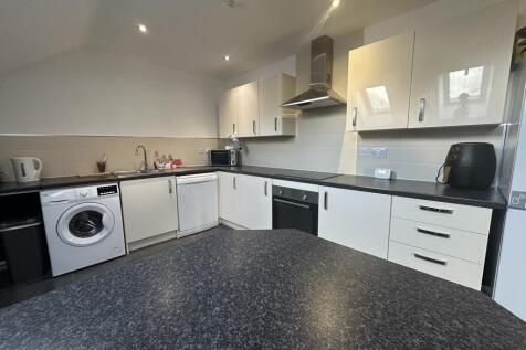 Lord Tennyson // 5 Bed & 5 Bath // Ensuites // August 2027 photo 3