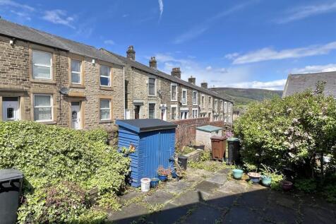 Walled Frontage &amp; Shared Rear Yard