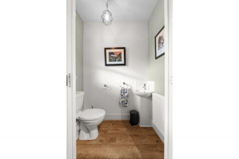 4 bed, 3 bath Detached in Leeds - Photo 7