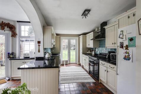 12 Kitchen Breakfast room.jpg