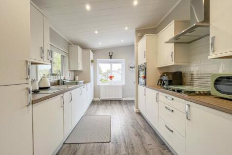 OPEN PLAN KITCHEN/LIVING ROOM