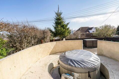 Tear dropped seating area with hot tub