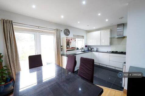 Strodes Crescent, Staines-Upon-Thames, TW18 photo 4