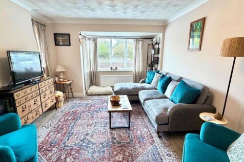riviere ave 14 lounge pic 1.jpg