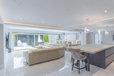 OPEN PLAN LIVING/DINING AREA
