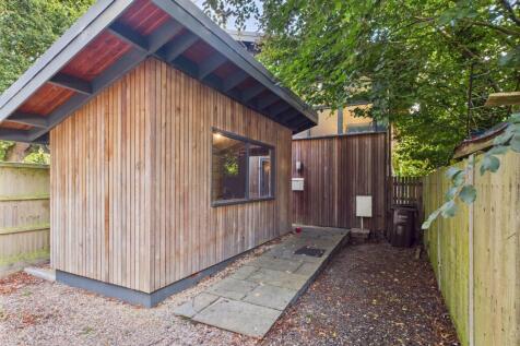 4-bed terraced on Gipsy Lane, £2,773/mo