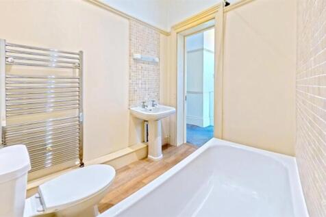 8-Rotunda-House-Bathroom-Defurnished.jpg