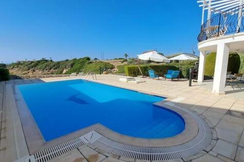3-bedroom villa + 4m x 8m swimming pool + walking distance to the beach + central heating system Image 9999 2