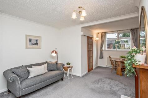 Living / Dining Room: