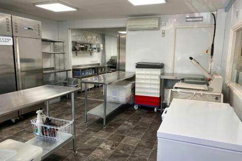 Kitchen 2.jpeg