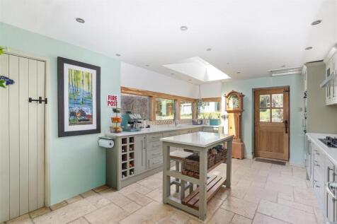 kitchen without bins.jpg