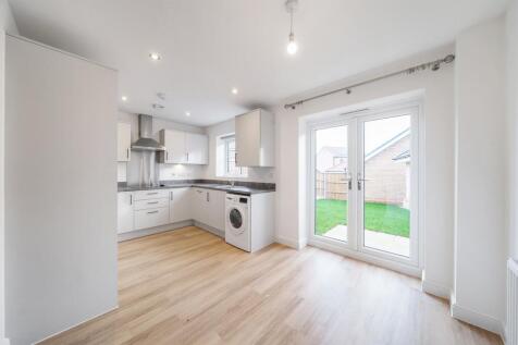 3 bedroom Terraced House in Harrington Close, Upton, Northampton photo 4