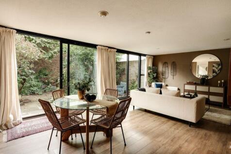 Sitting/dining room
