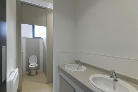 Restroom  260 Brighton Road Coulsdon.jpg