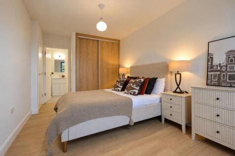 Canal Court, Brentford photo 3
