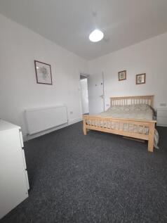 Furnished double room in newly refurbished shared