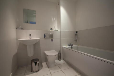 201 Limeview Bathroo