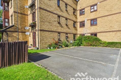 2-bed flat on Longacre Road, Singleton, Ashford, TN23, £1,150/mo