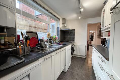 3-bed terraced on Foxhill Road, Reading, RG1, £2,325/mo