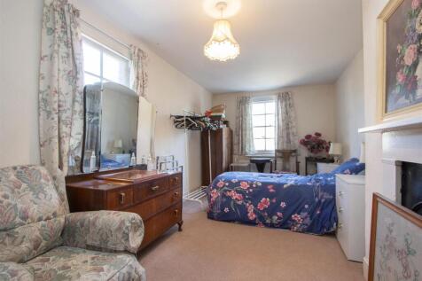 40 Chestnut Grove London SW12 8JB bedroom 1.jpg