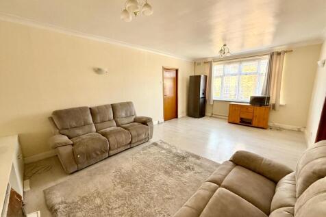 Well presented 3-bedroom Flat next to Gidea Park