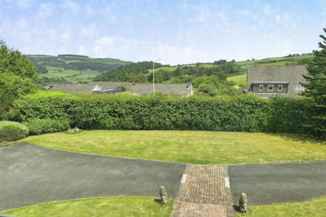 Modern Detached 4 Bedroom Property