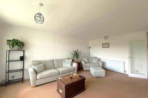 10 Brampton Ct - Lounge2.jpg