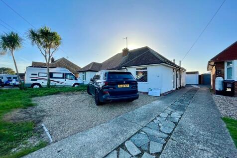 2-bed bungalow on Vine Close, Ramsgate, Kent, CT11, £1,350/mo