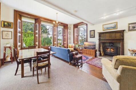 KITCHEN / LIVING ROOM