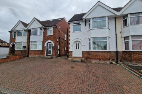 4-bed semi-detached on 24 The Close, Leamington Spa, £2,340/mo