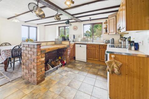 OPEN PLAN KITCHEN/DINING ROOM