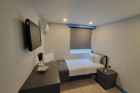 Bright, modern single bedroom with a comfortabl...