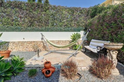 several private relaxation areas