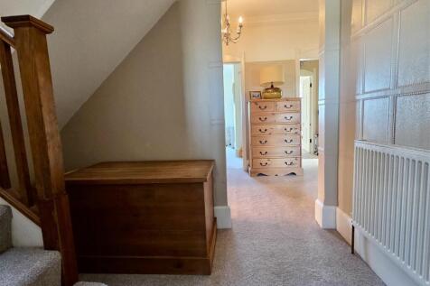 FIRST FLOOR CENTRAL LANDING