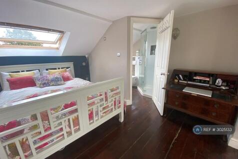 Loft Bedroom With Ensuite Bathroom And Study Nook
