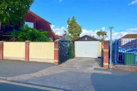 Garage and side driveway.jpg