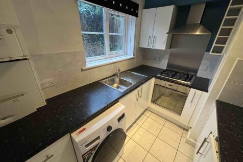 Avebury Close, Crowhill photo 3