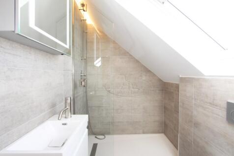 En suite bedroom 5