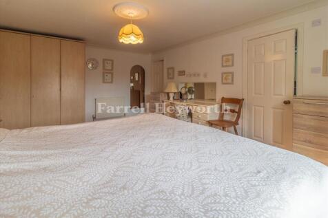 Bedroom 1 image 2