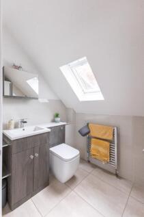 Principal bed ensuite .jpg