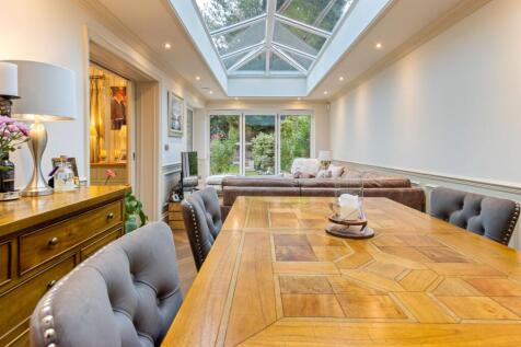 SITTING ROOM/DINING ROOM