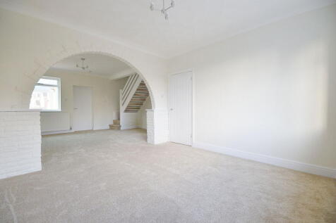 3 bed detached - Tutbury Road, Burton-on-trent, DE13 0NY image 3