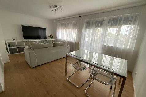 LIVING ROOM 18'2 x 12'1