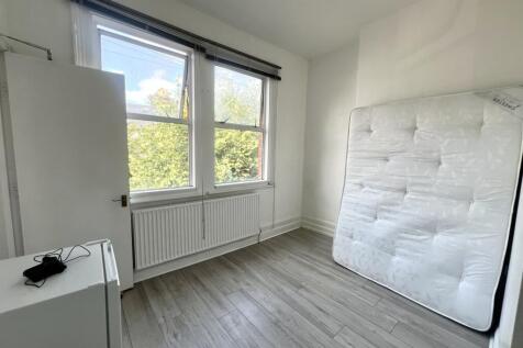 Studio Flat to let in Mitcham available early Apr