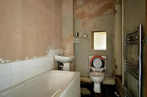 BATHROOM.JPG