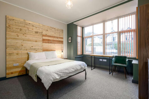 Studio house on London Road, £950/mo