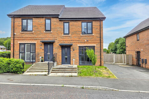 3-bed semi-detached on Lodgeside Avenue, Prestwich, Bury, £1,550/mo